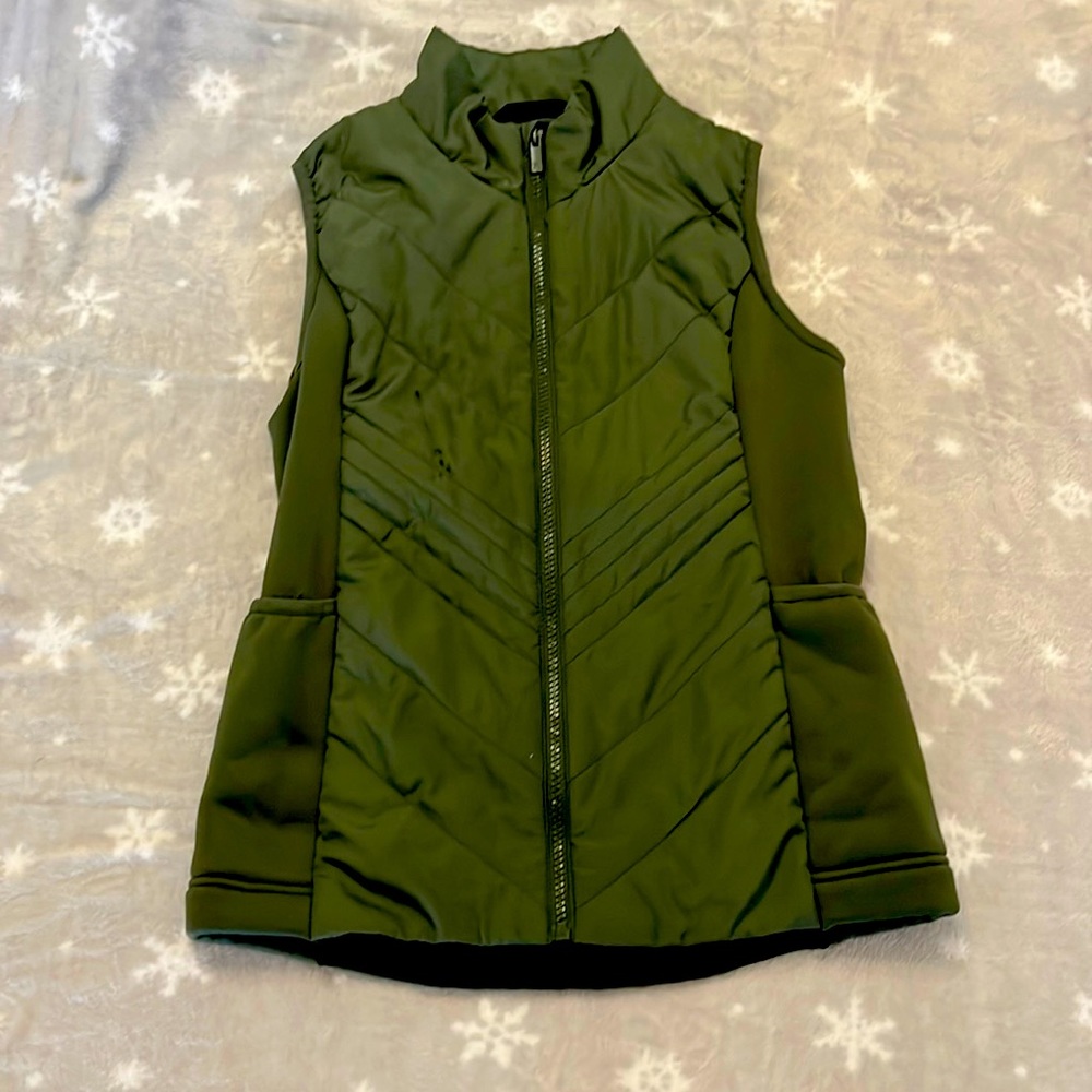 Target vest. Pockets. Working zipper. All in motion brand. Collared.